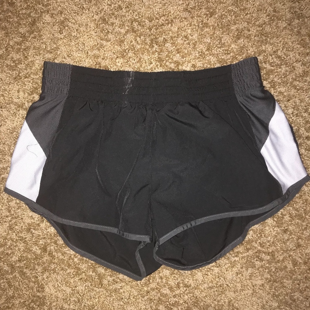 SIZE M NIKE SHORTS (slightly shorted than normal)